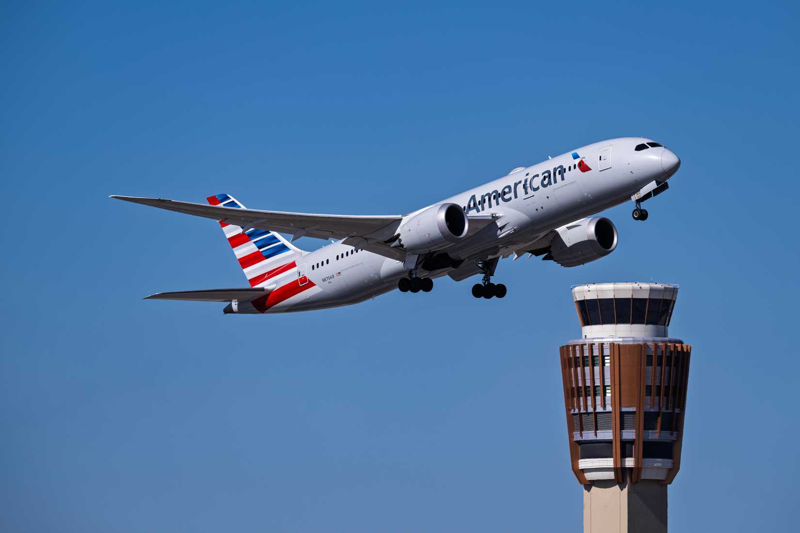 American Airlines Boeing 787-8 N870AX departure from 7L at Phoenix Sky Harbor Intl. Airport