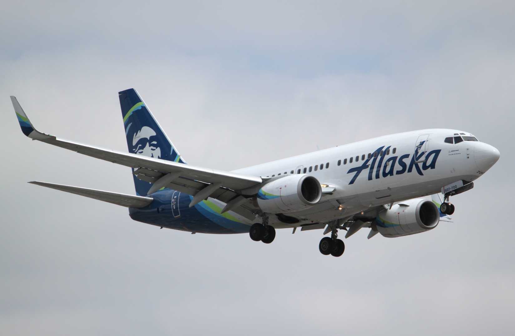 An Alaska Airlines 737-700 on Final Approach