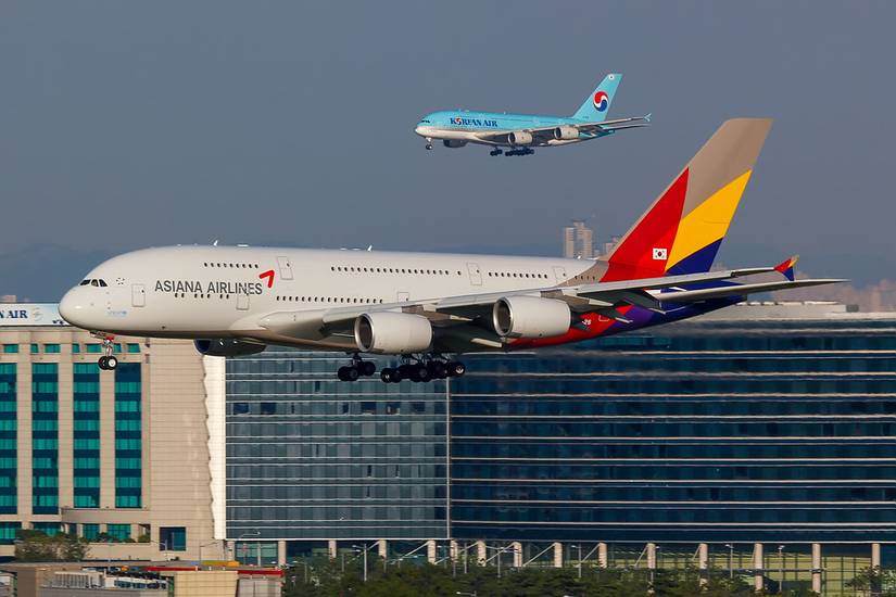 Asiana_Airlines_and_Korean_Air_Airbus_A380s_on_finals_at_Seoul_Incheon Hyeonwoo Noh WIkimedia Commons