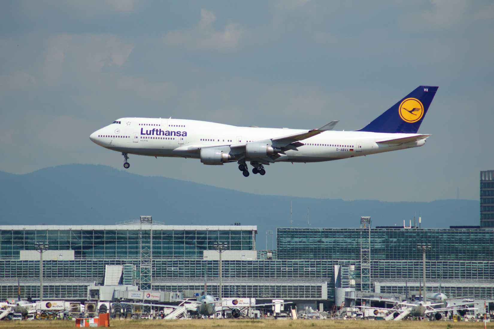 Boeing 747-400 Landing at Frankfurt Airport.