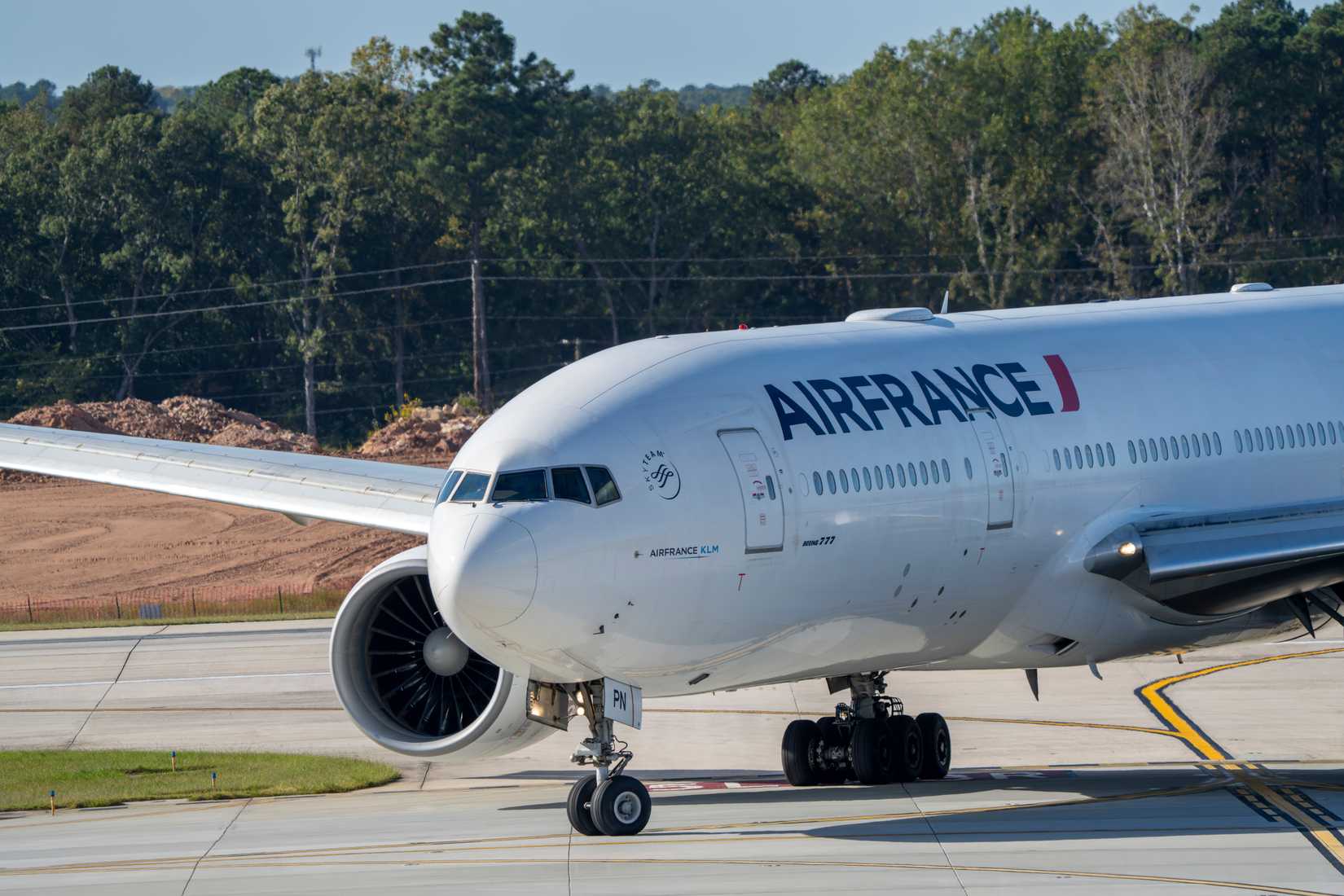 Boeing 777 Closeup telephoto shot.