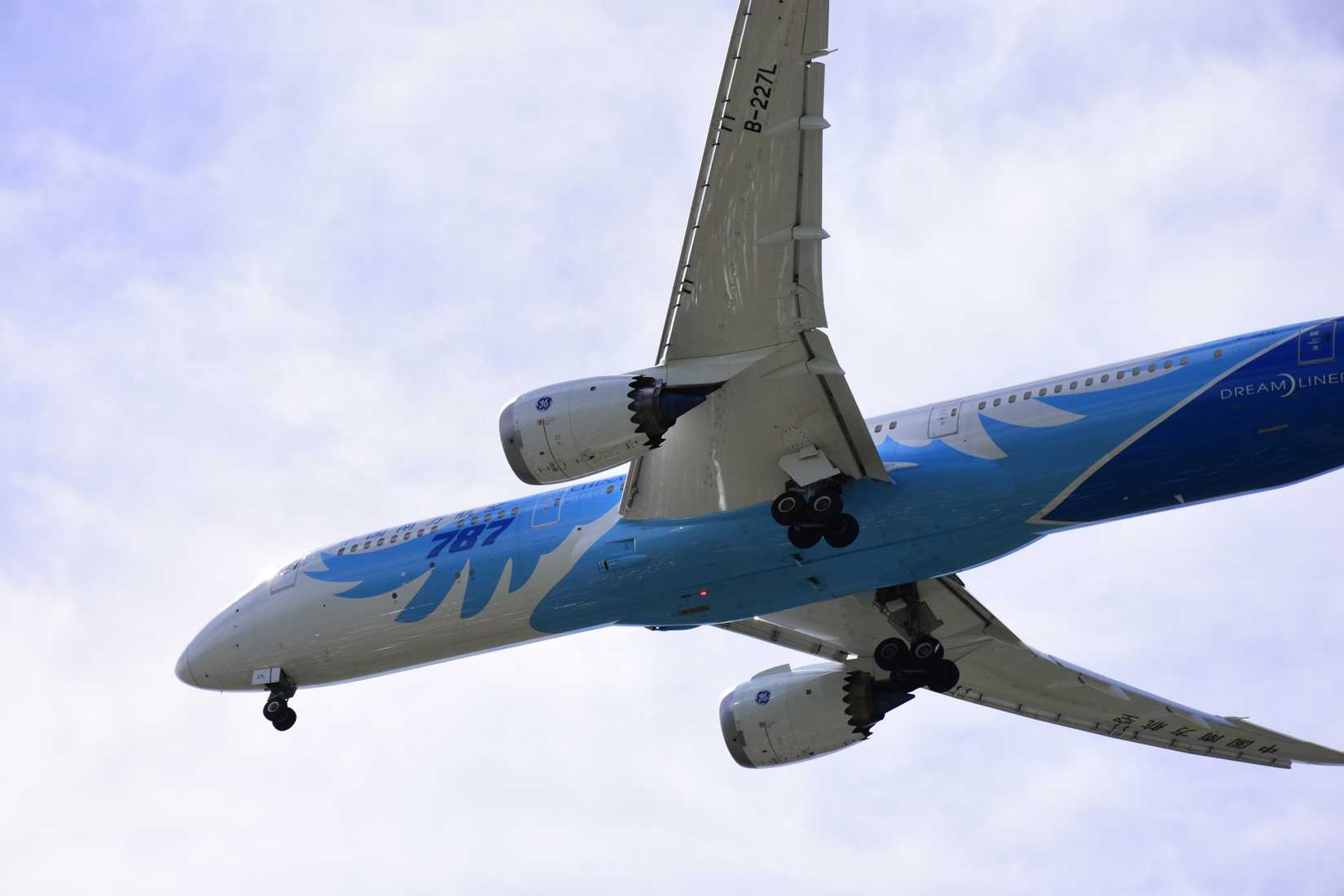 China Southern Airlines Boeing 787-9 Dreamliner B-227L landing at Auckland International Airport.