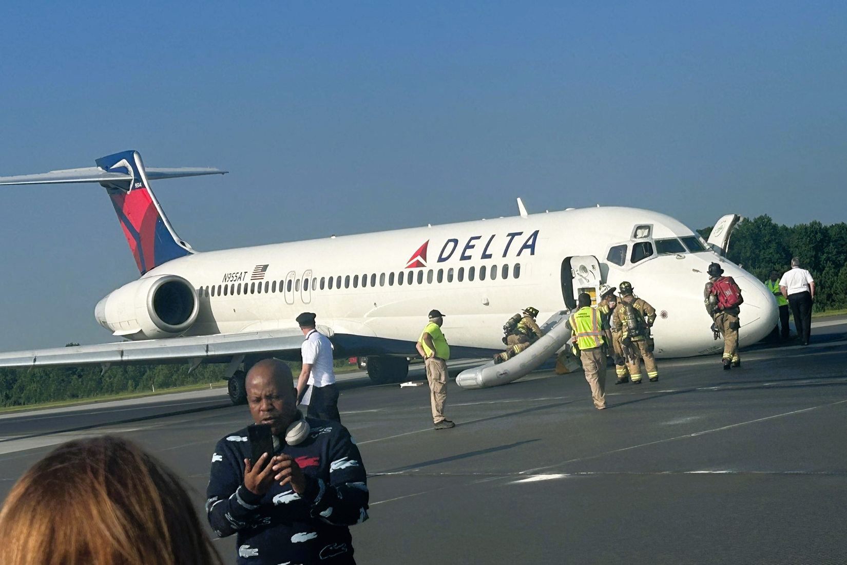 Delta Air Lines Boeing 717 nose gear incident at CLT