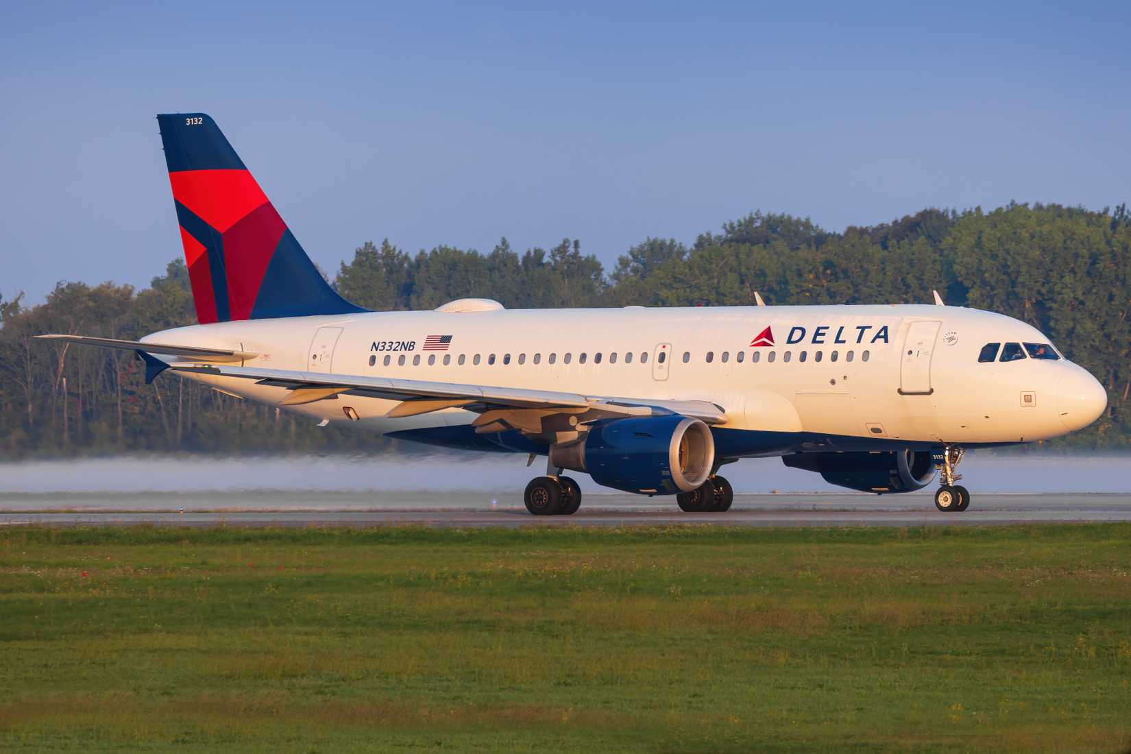 Delta Air Lines A320 taxiing
