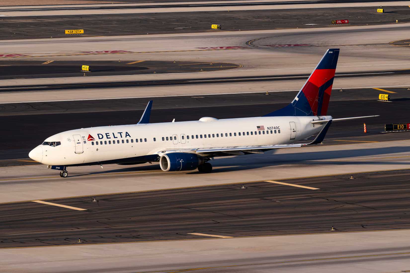 Delta Air Lines Boeing 737 2