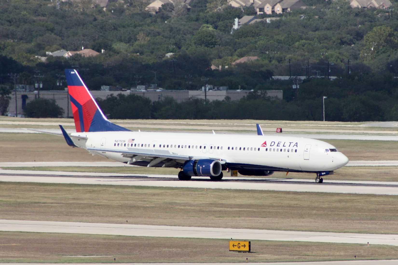 Delta Air Lines Boeing 737-900 2