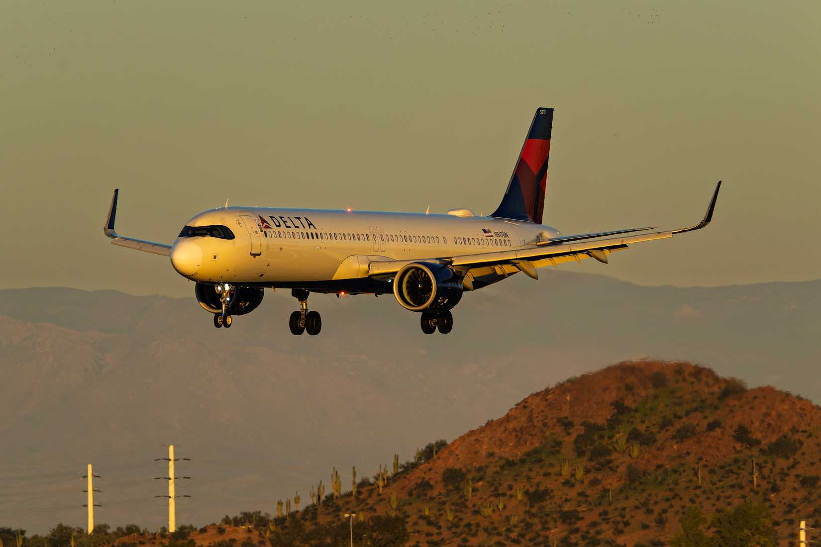 Delta Airlines Airbus A321Neo N517DN sunset arrival into runway 26 at Phoenix Sky Harbor Intl. Airport.