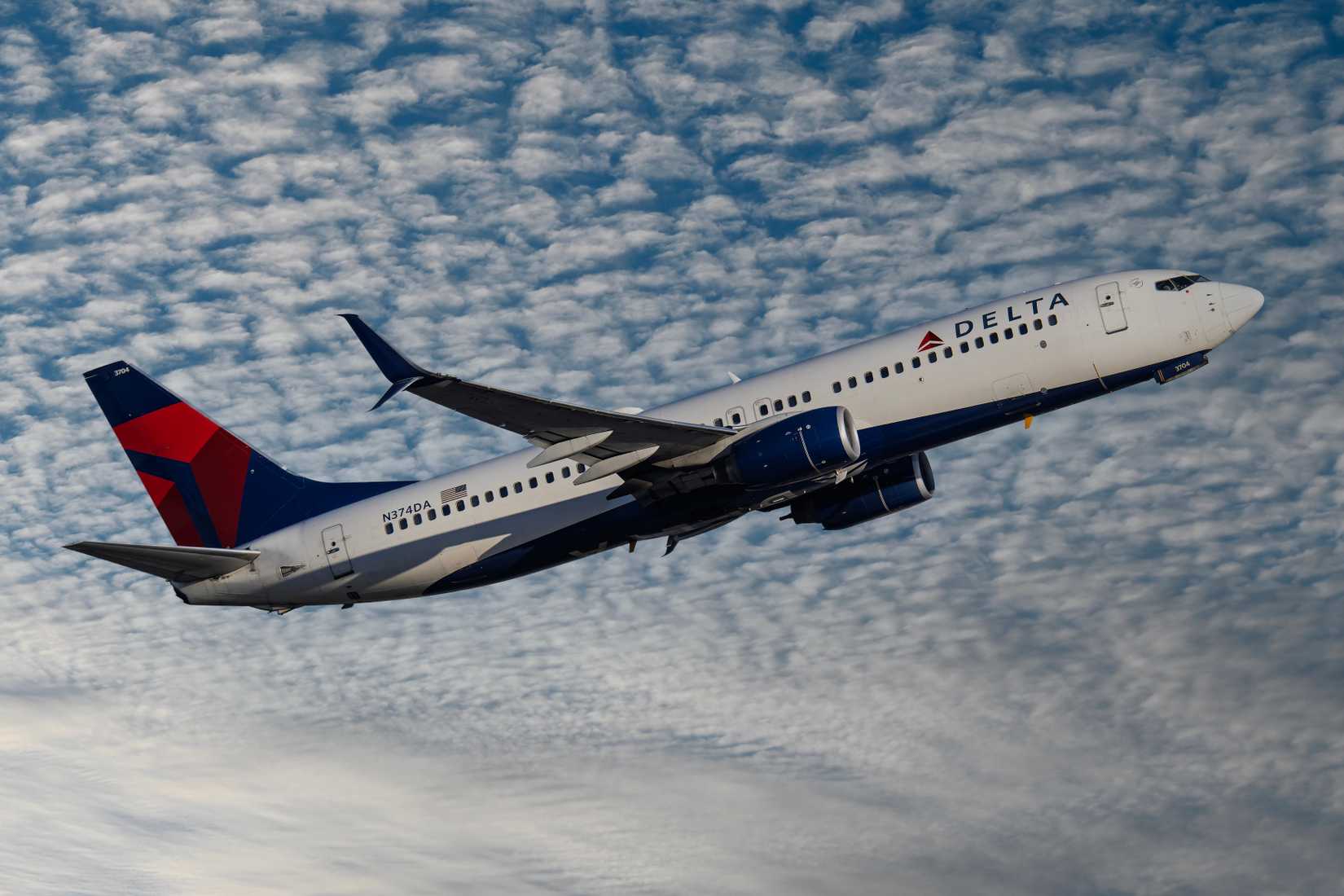 Delta Airlines Boeing 737-800 N374DA departure from 7L at Phoenix Sky Harbor Intl. Airport.