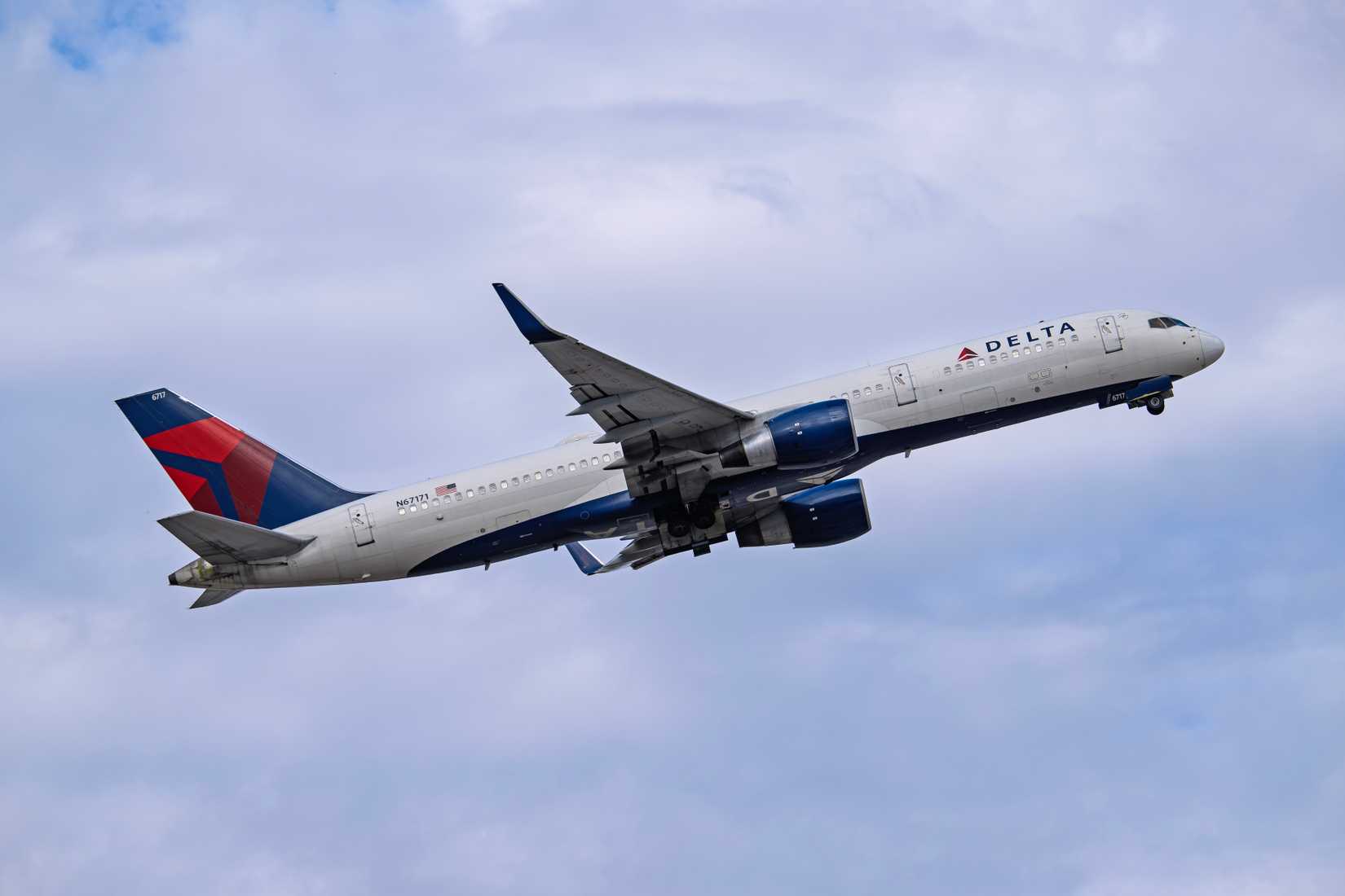 Delta Airlines Boeing 757-200 N67171 departure from runway 7L at Phoenix Sky Harbor Intl. Airport