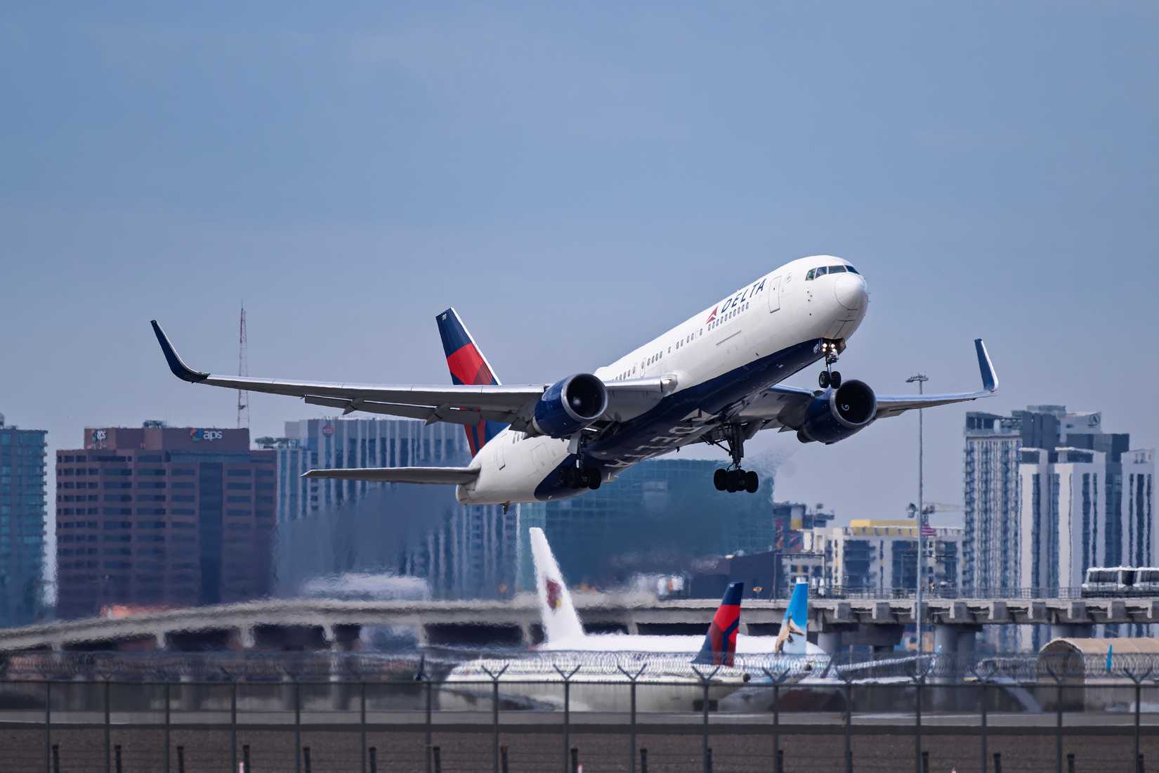 Delta Airlines Boeing 767-300 N177DZ departure from runway 7L at Phoenix