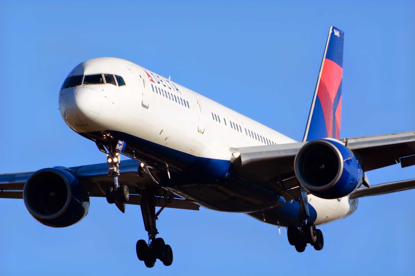 Delta N545US 757-200 final approach