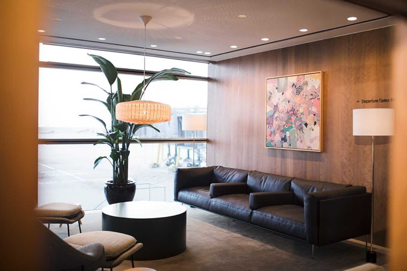 Explore_The_Pier_Business_at_Hong_Kong_International_Airport-Lounge_Sofa_Interior-courtesyimages-2.renditionimage.900.600