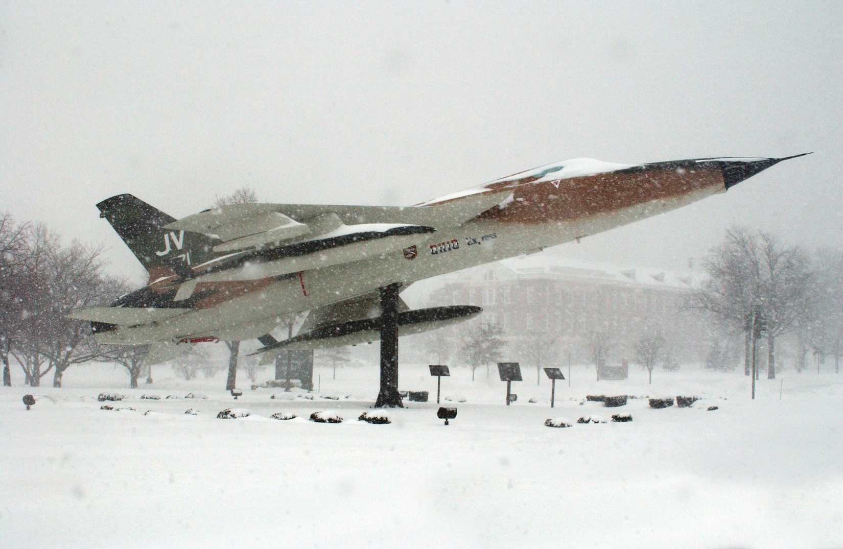 F-105_static_display_near_the_main_entrance_at_Bolling_AFB