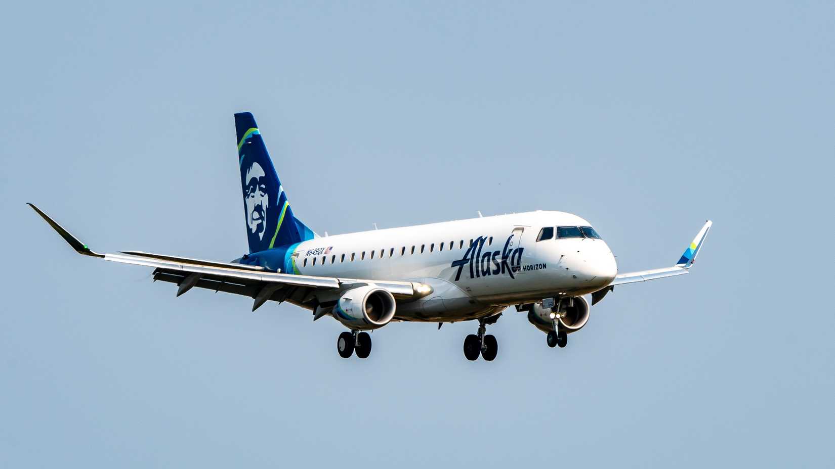 Horizon Air Embraer E175 on Final to Paine Field (KPAE)