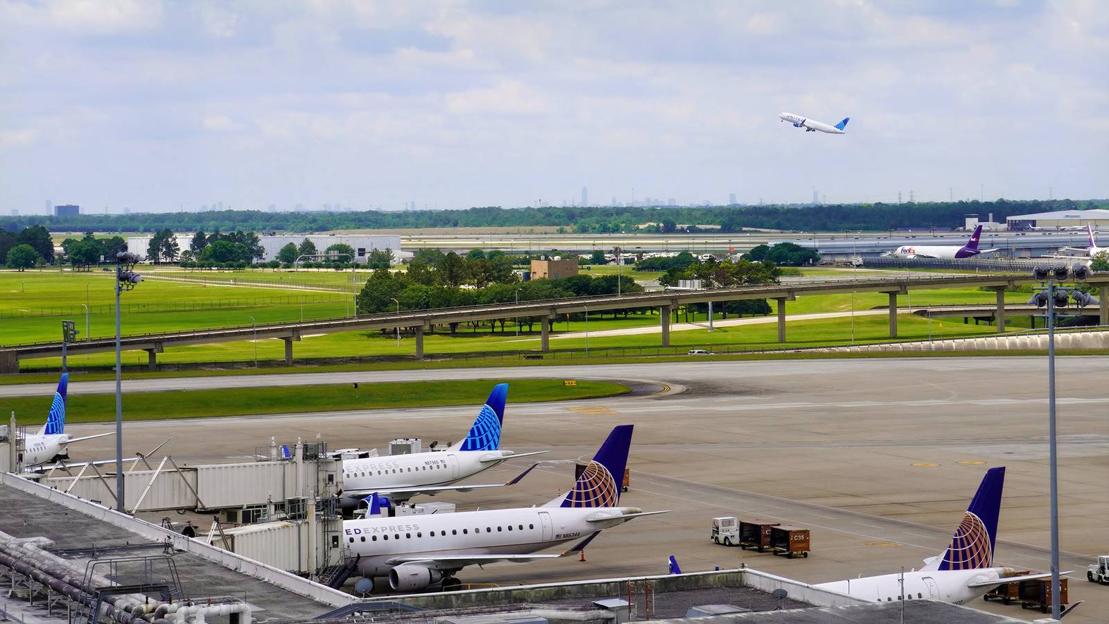 United And Volaris Jets Near-Miss In Houston After Pilot Makes Wrong Turn