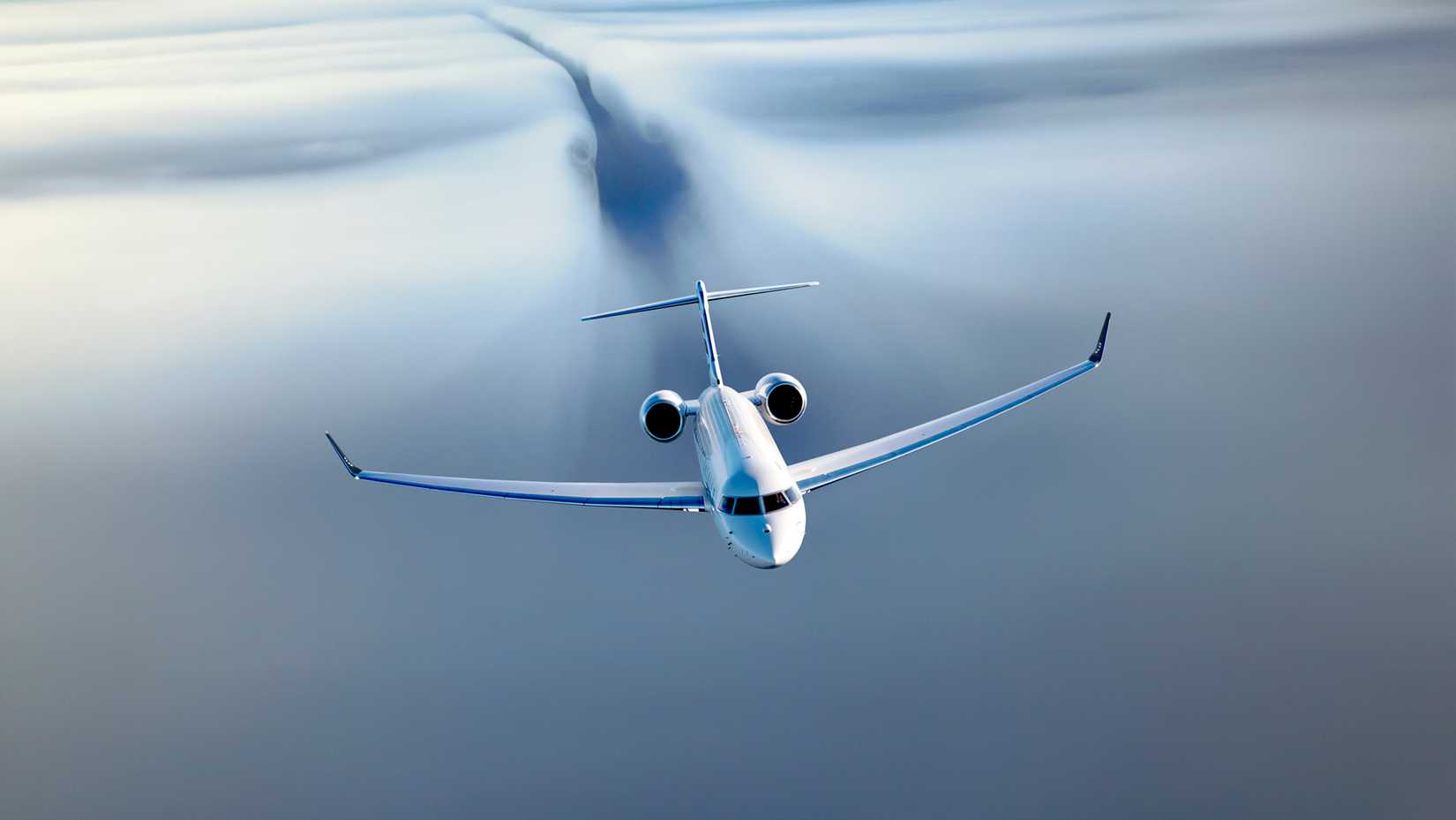 Inflight Bombardier Global 8000-cloud trails