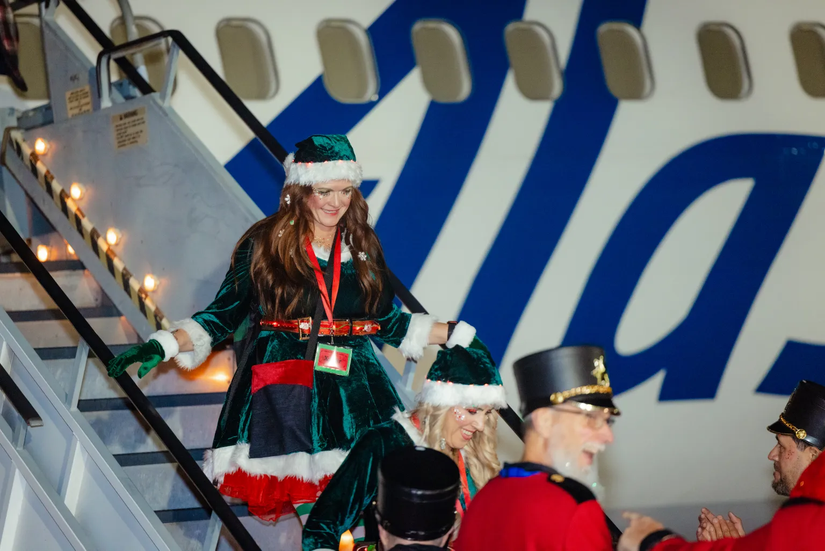 Alaska Airlines Santa Flight