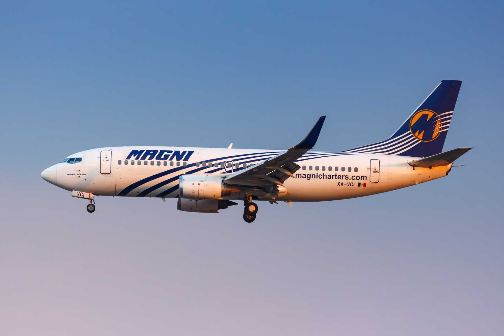 MagniCharters Boeing 737 3