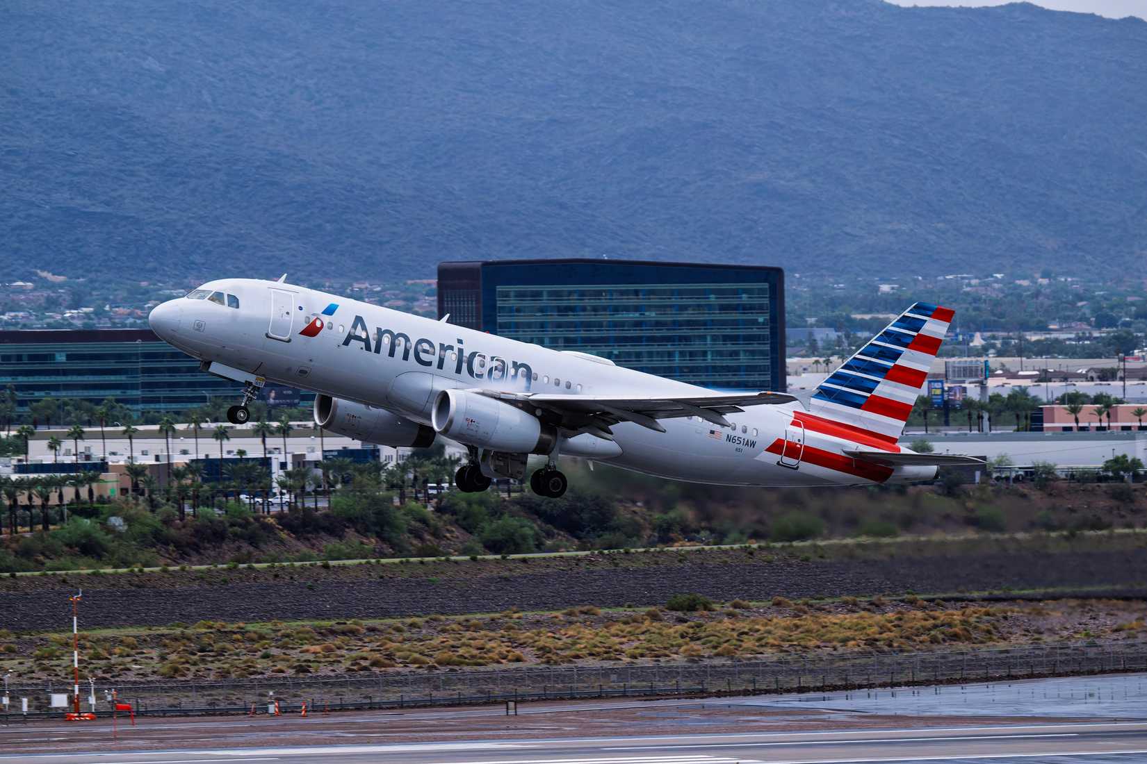 merican Airlines Airbus A320 N651AW departure from 7L