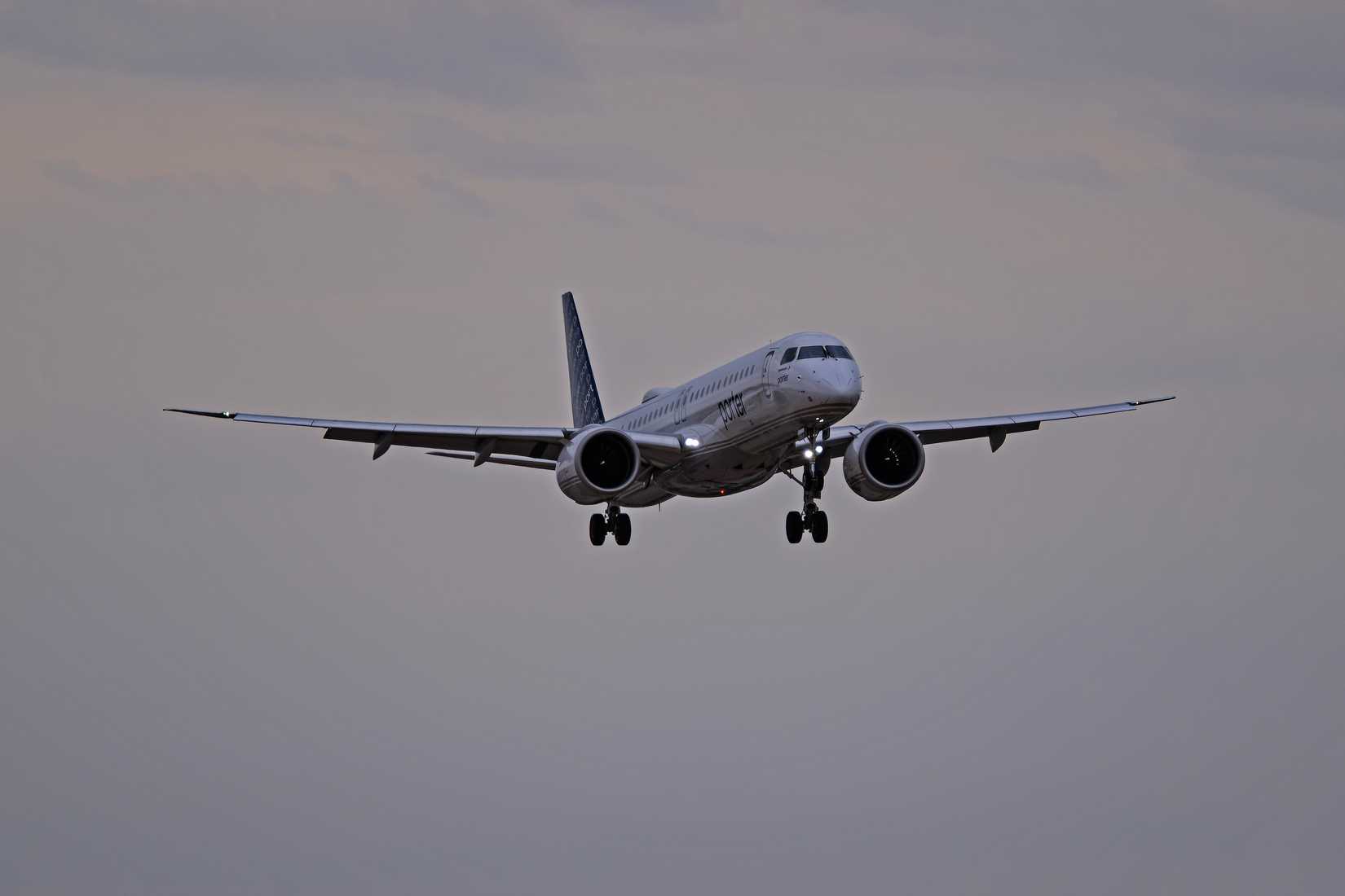 Porter Airlines Embraer ERJ-195E2 C-GKQT arrival into runway 26 at Phoenix Sky Harbor