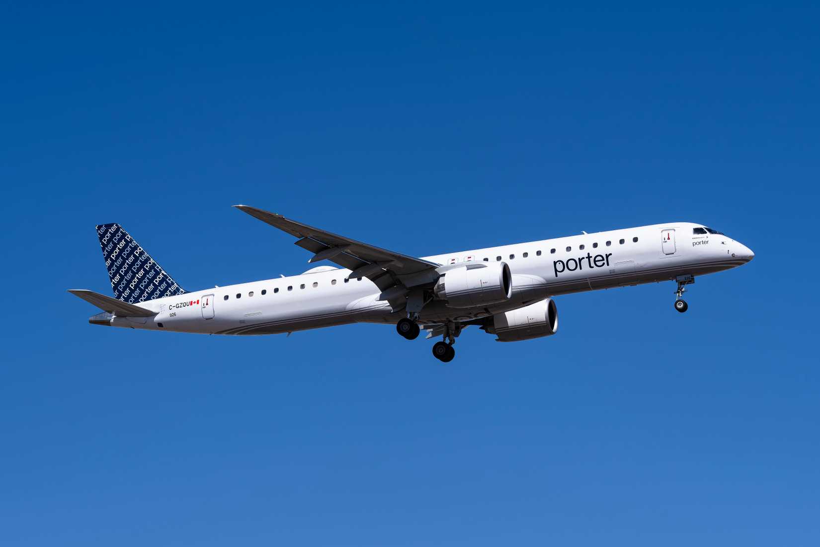 Porter Airlines Embraer ERJ-195E2 C-GZQU arrival into 8 at Sky Harbor International Airport