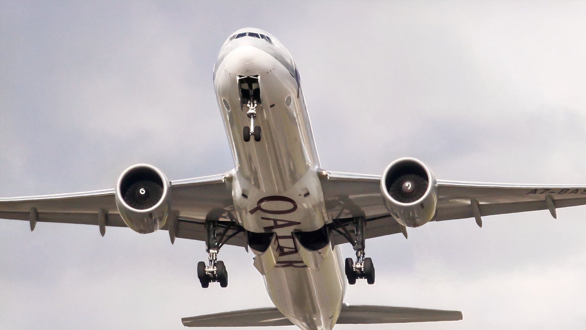 Qatar Airways Boeing 777-300ER on final approach