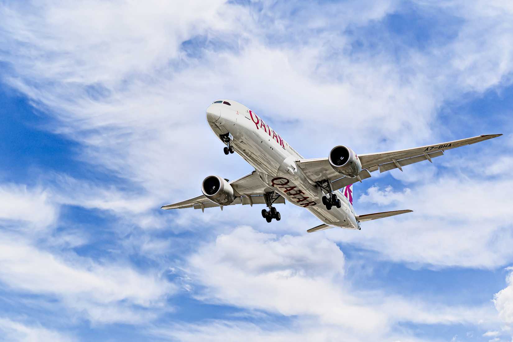 Qatar Airways Boeing 787 landing at Josep Tarradellas Barcelona-El Prat Airport.