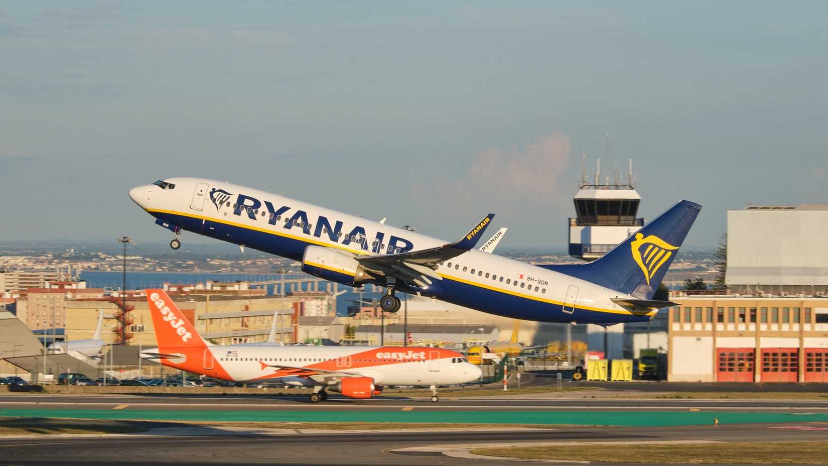 Ryanair 737 taking off with easyJet A320 in background