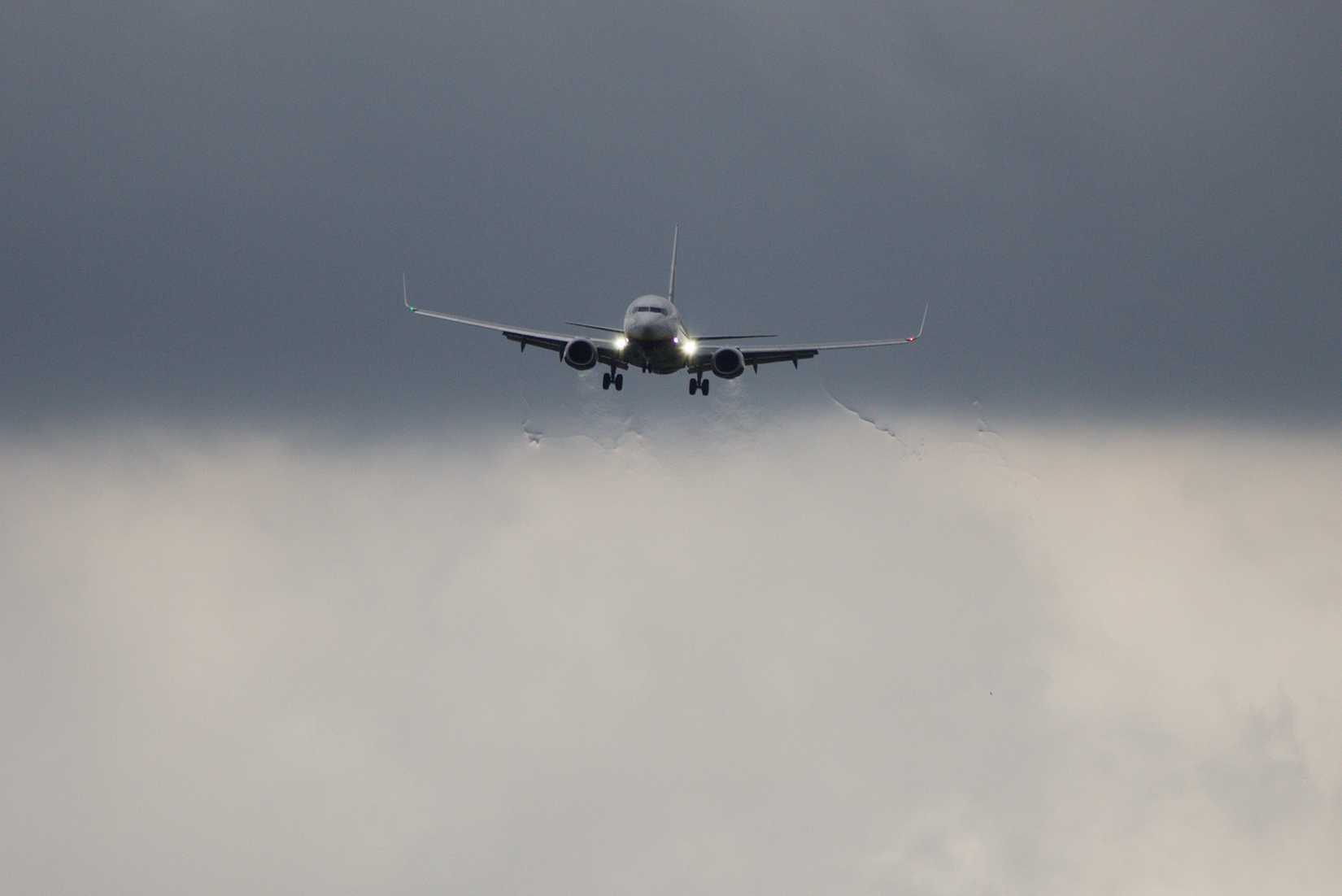 A Ryanair 737-800 comes in for a turbulent landing
