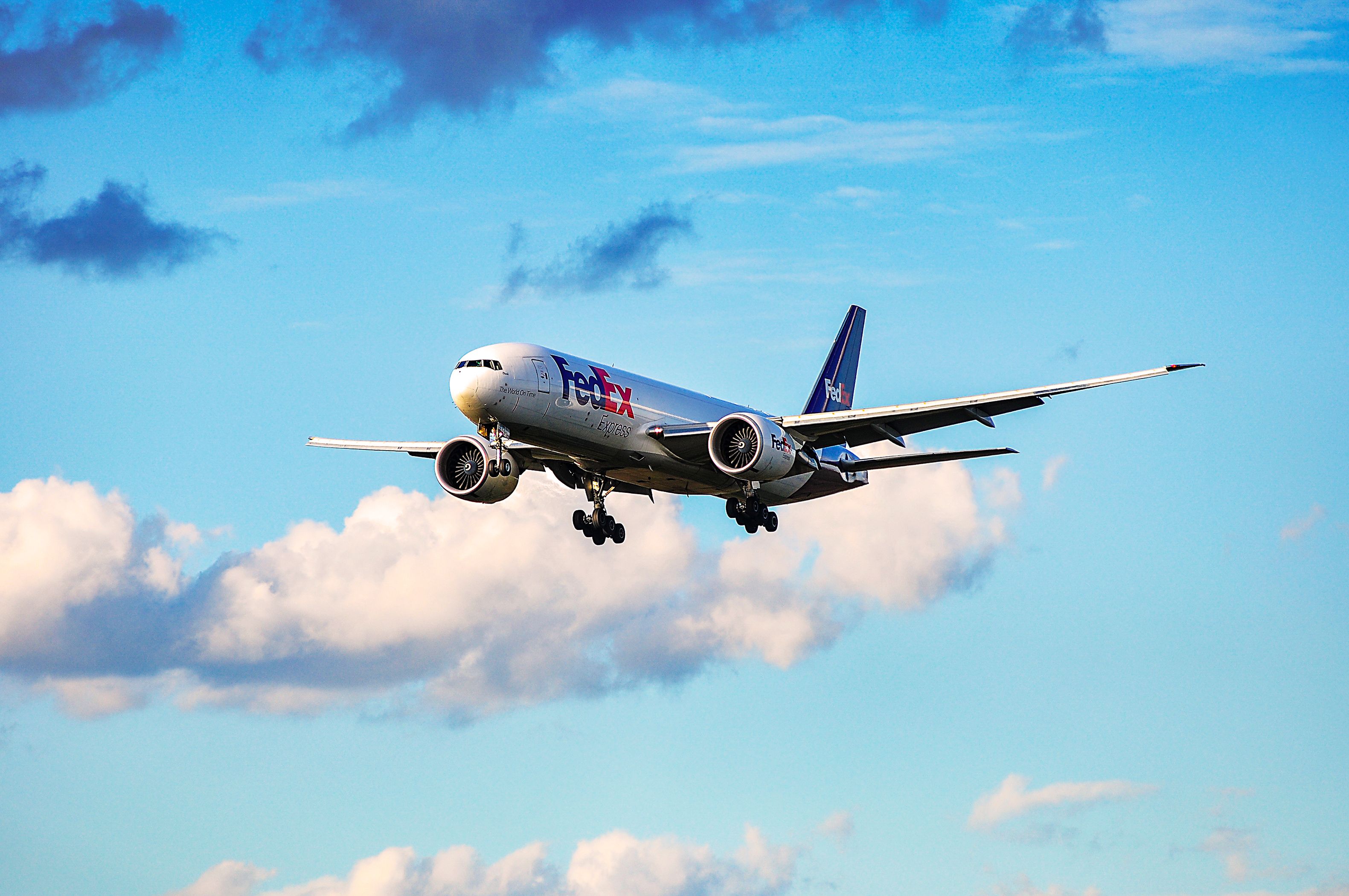 Green Laser Strikes FedEx Boeing 767-300F Moments Before Landing