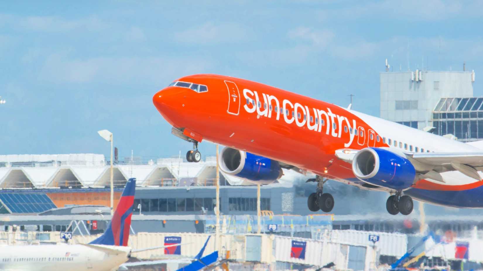 A Sun Country Airlines Boeing 737 Taking Off