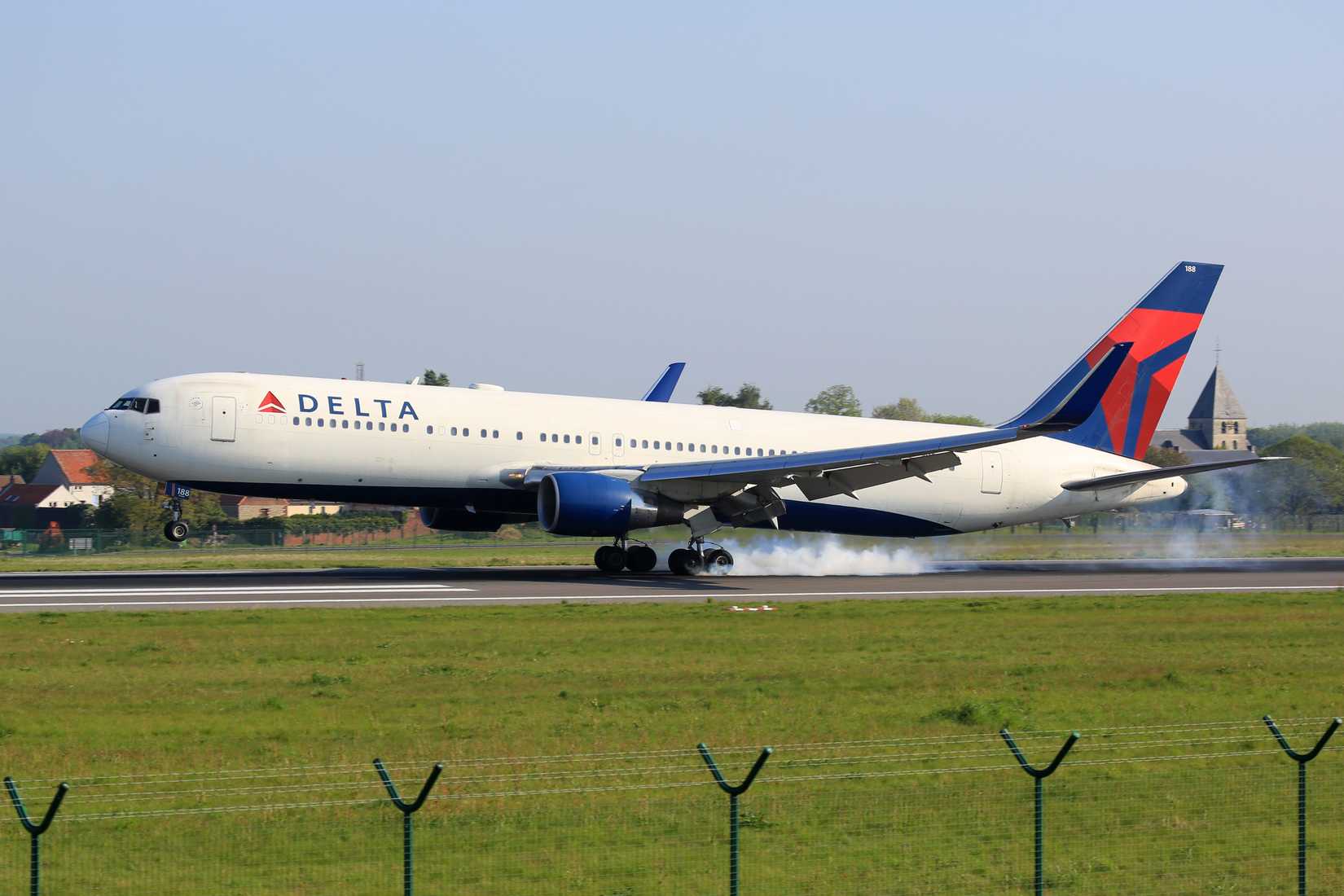 Delta 767 Landing In Brussels