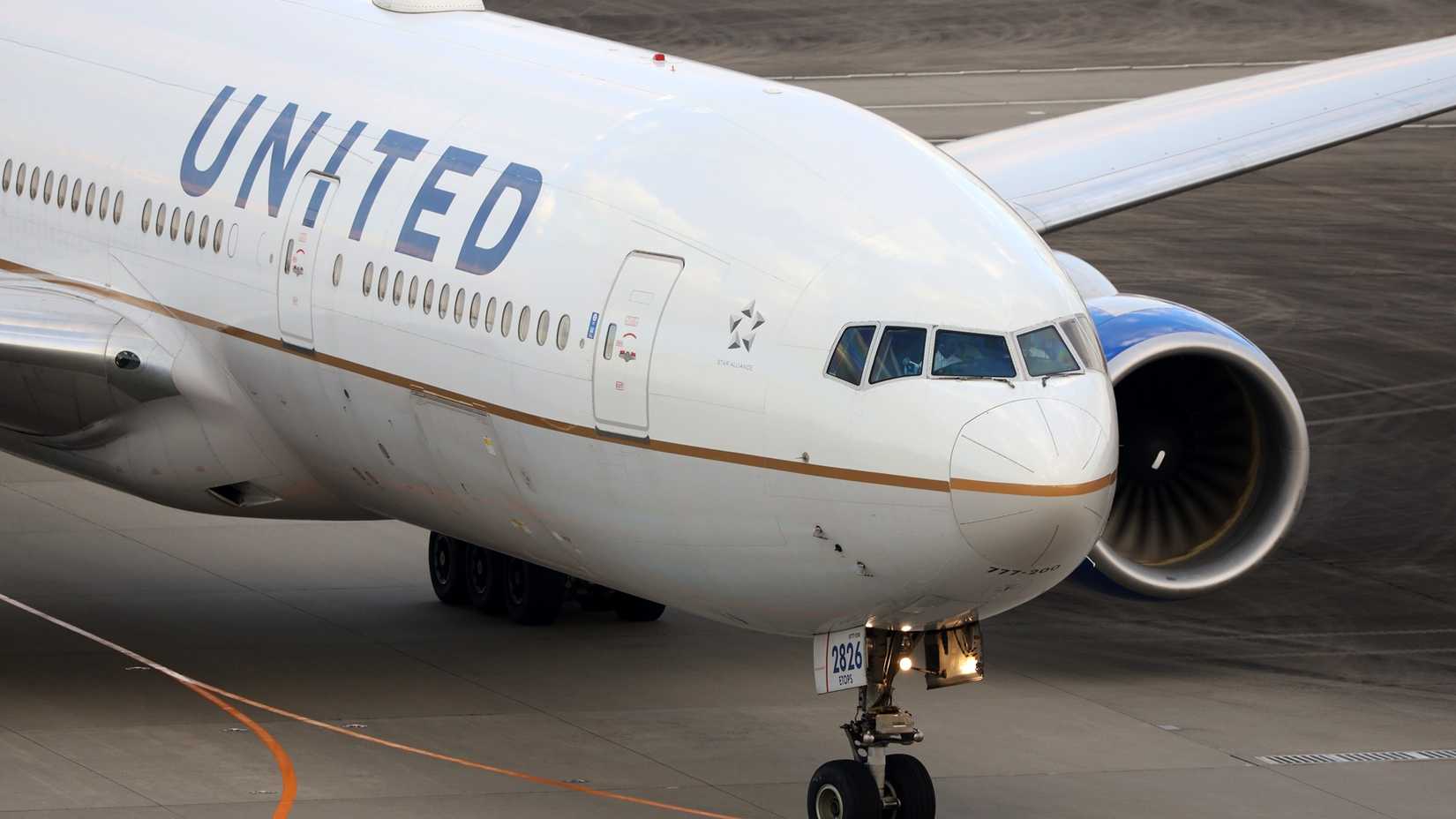 A United Airlines Boeing 777-200ER taxiing