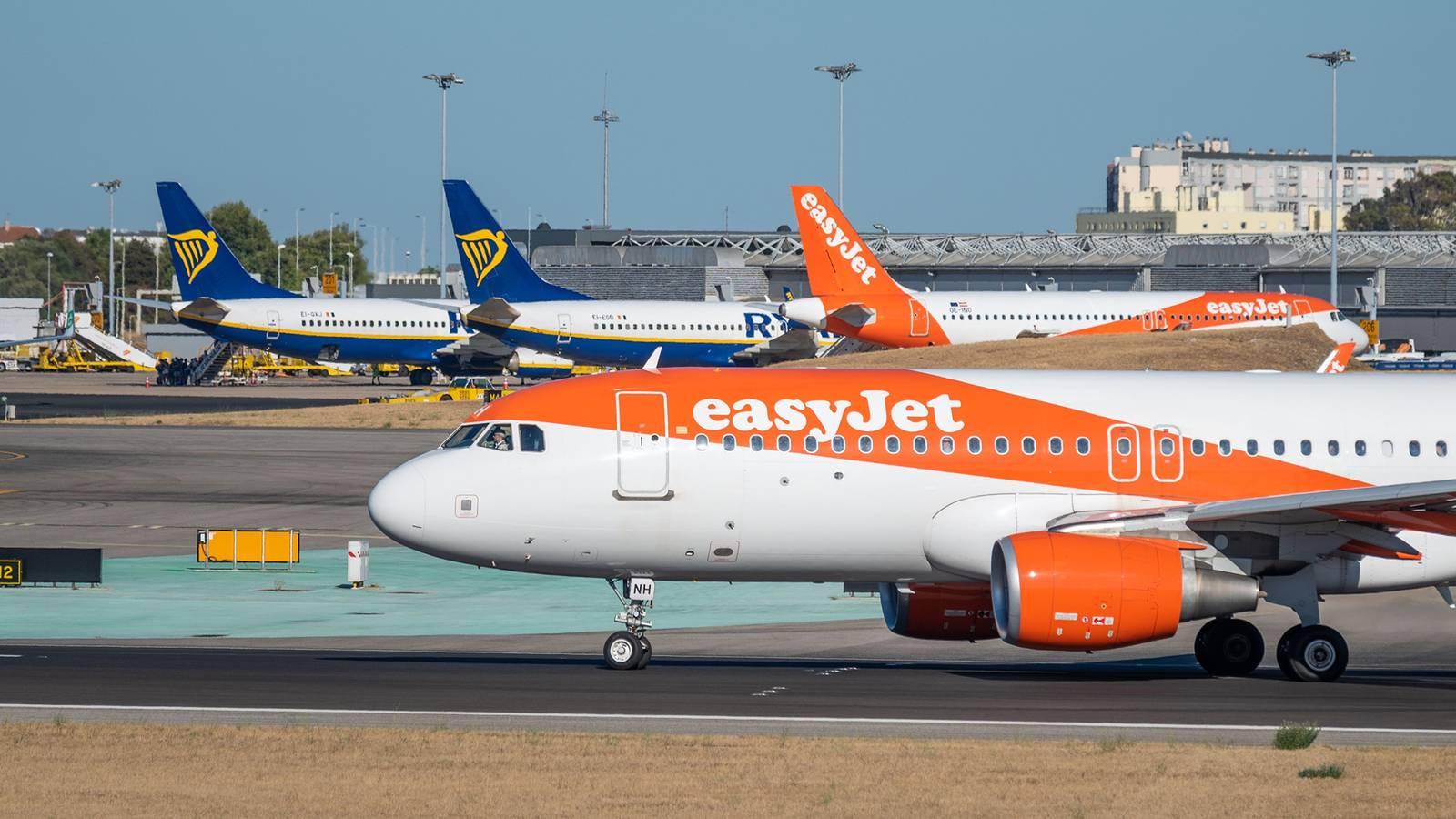 ����� easyjet ryanair