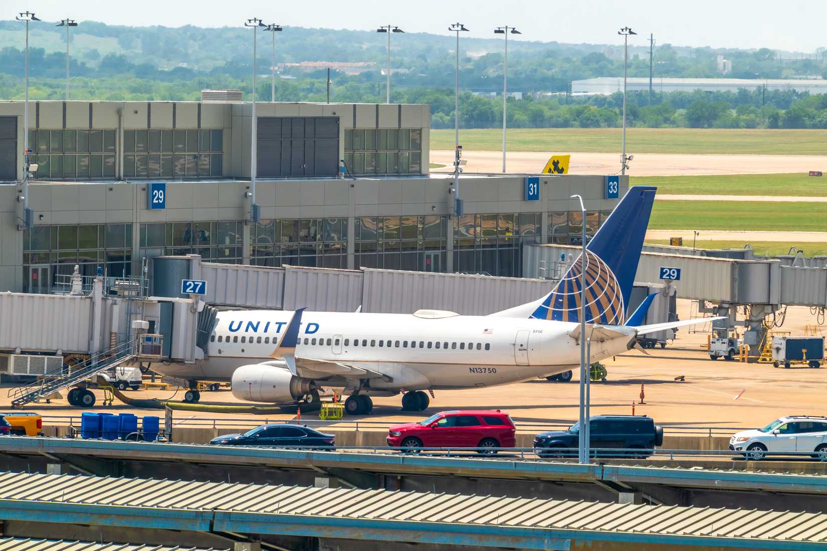 United Boeing 737-700 Parked
