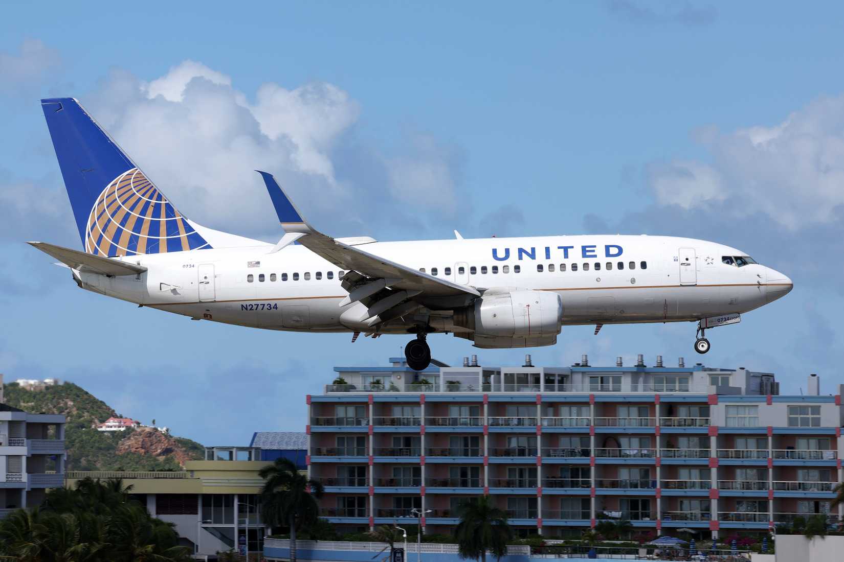 United Boeing 737-700 On Approach