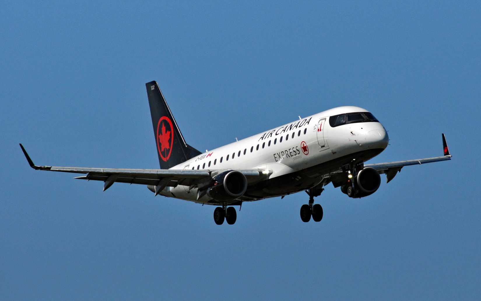 Air Canada E175 Landing In Toronto