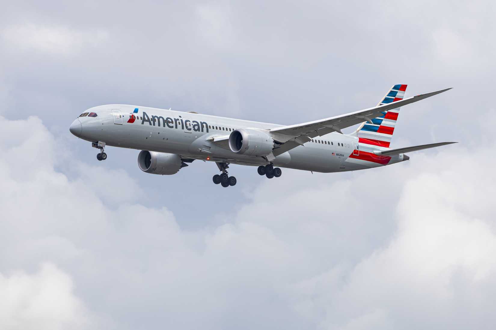 American Airlines Boeing 787 on the final approach