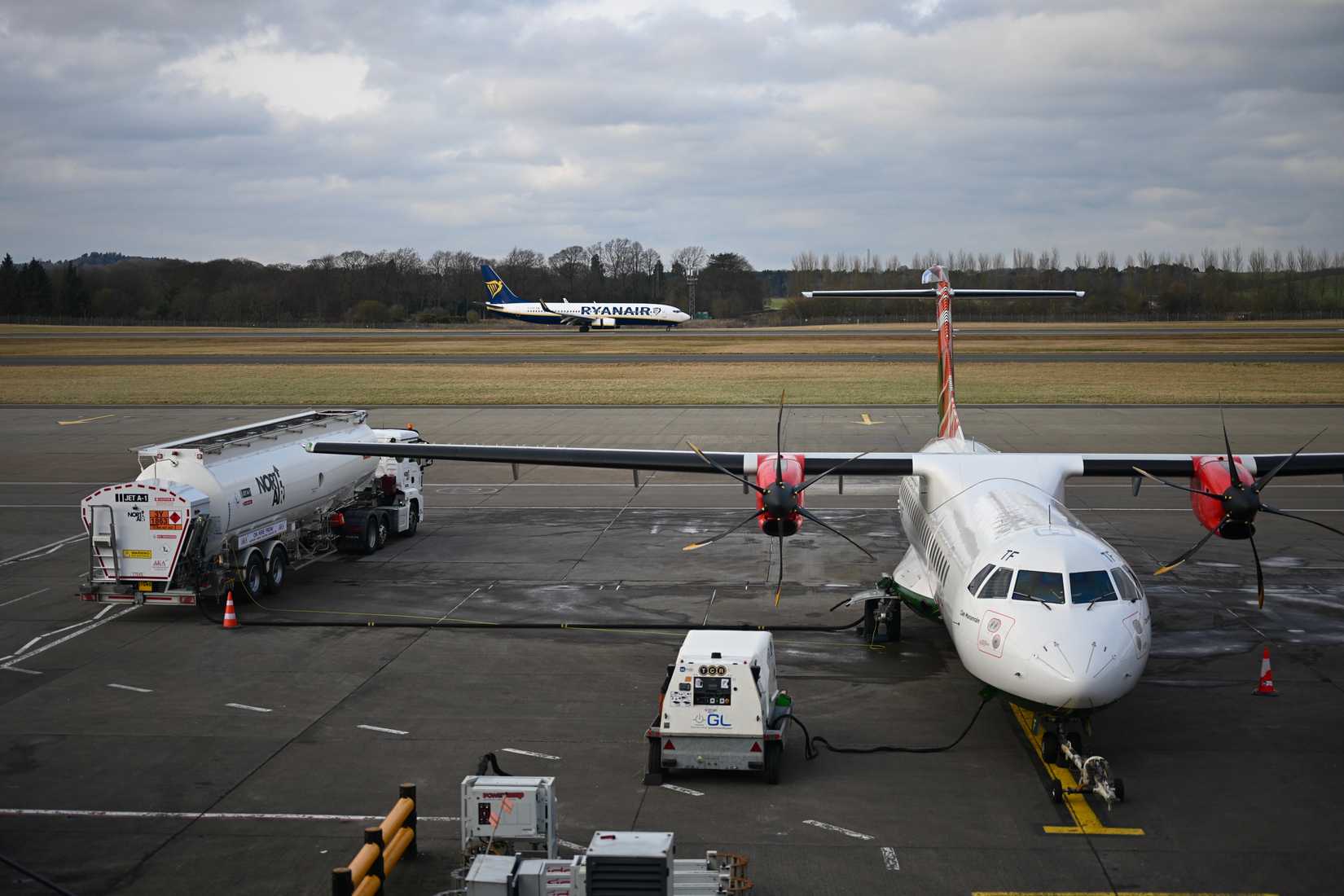 Loganair ATR & Ryanair 737 In Edinburgh