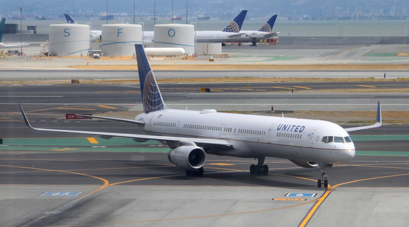 United 757-300 Taxiing In San Francisco