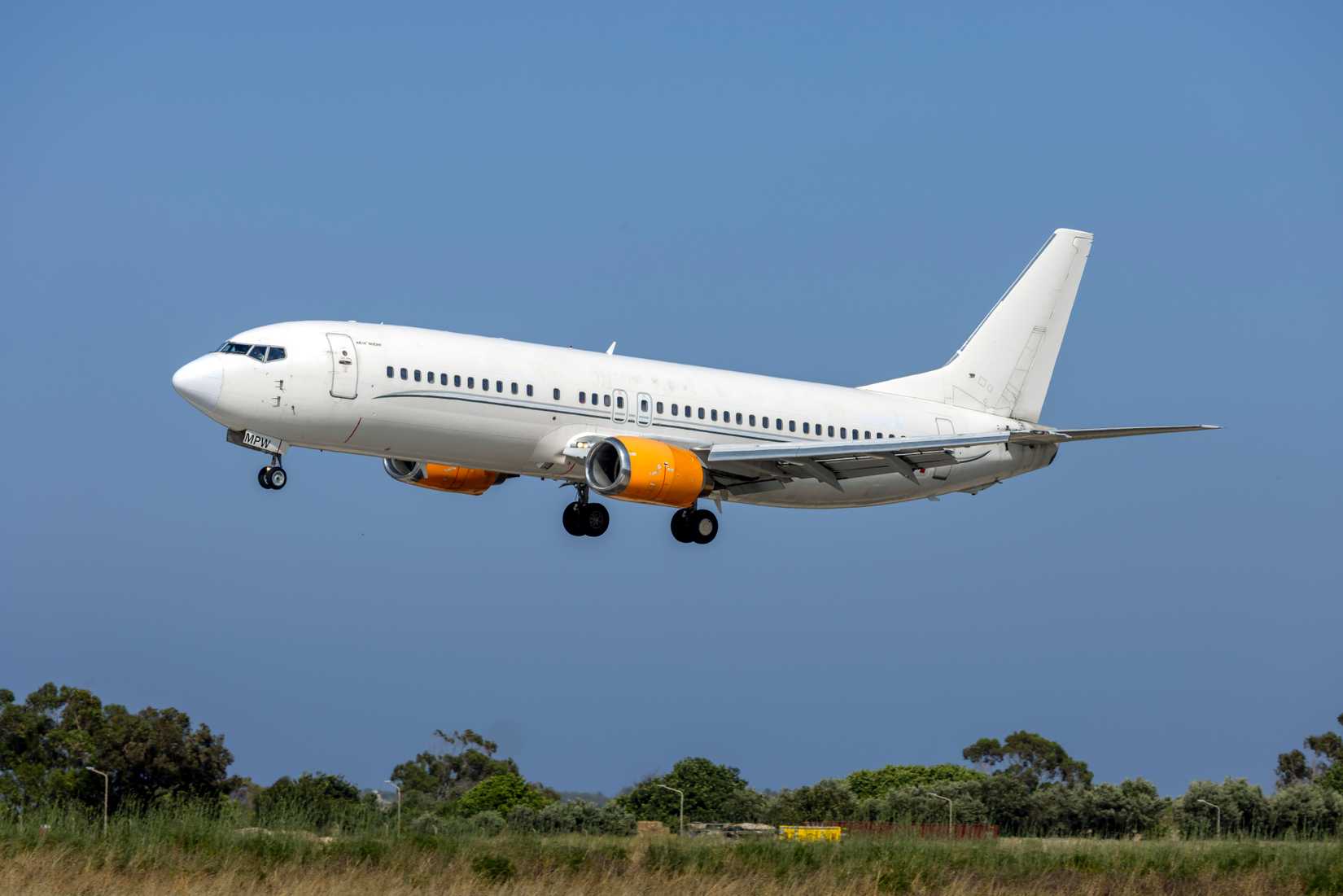An Unmarked Boeing 737 Preparing To Land