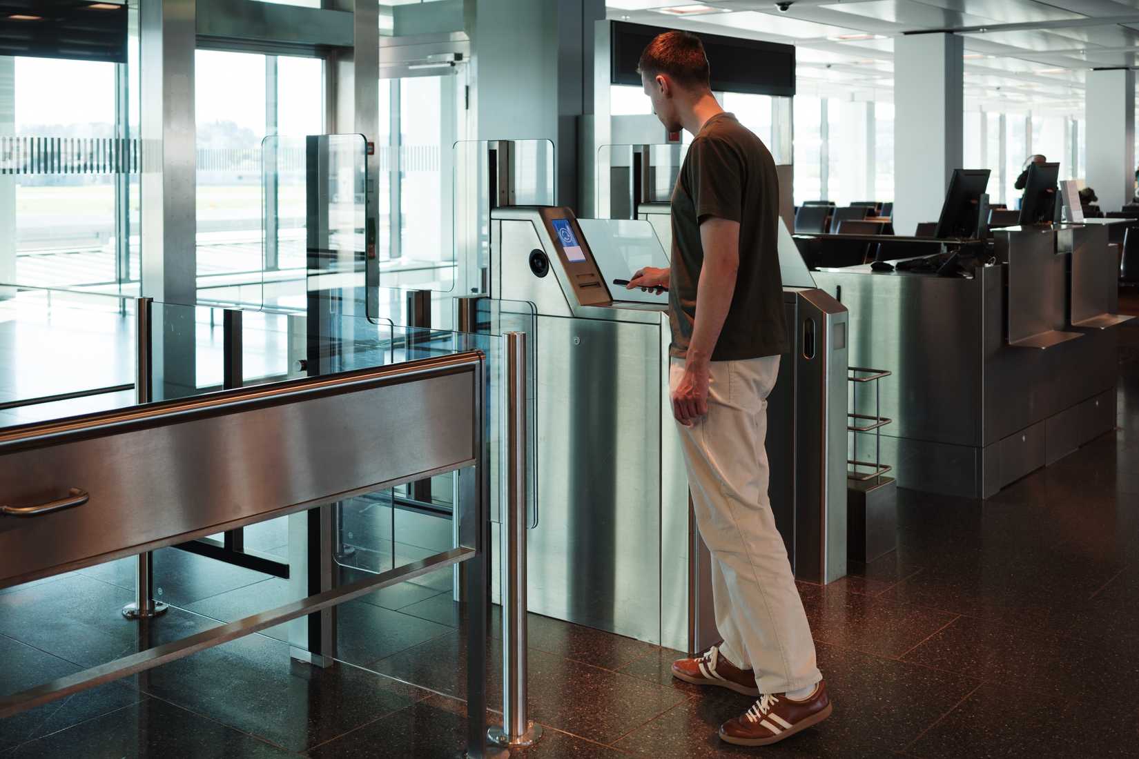 Electronic gate boarding system