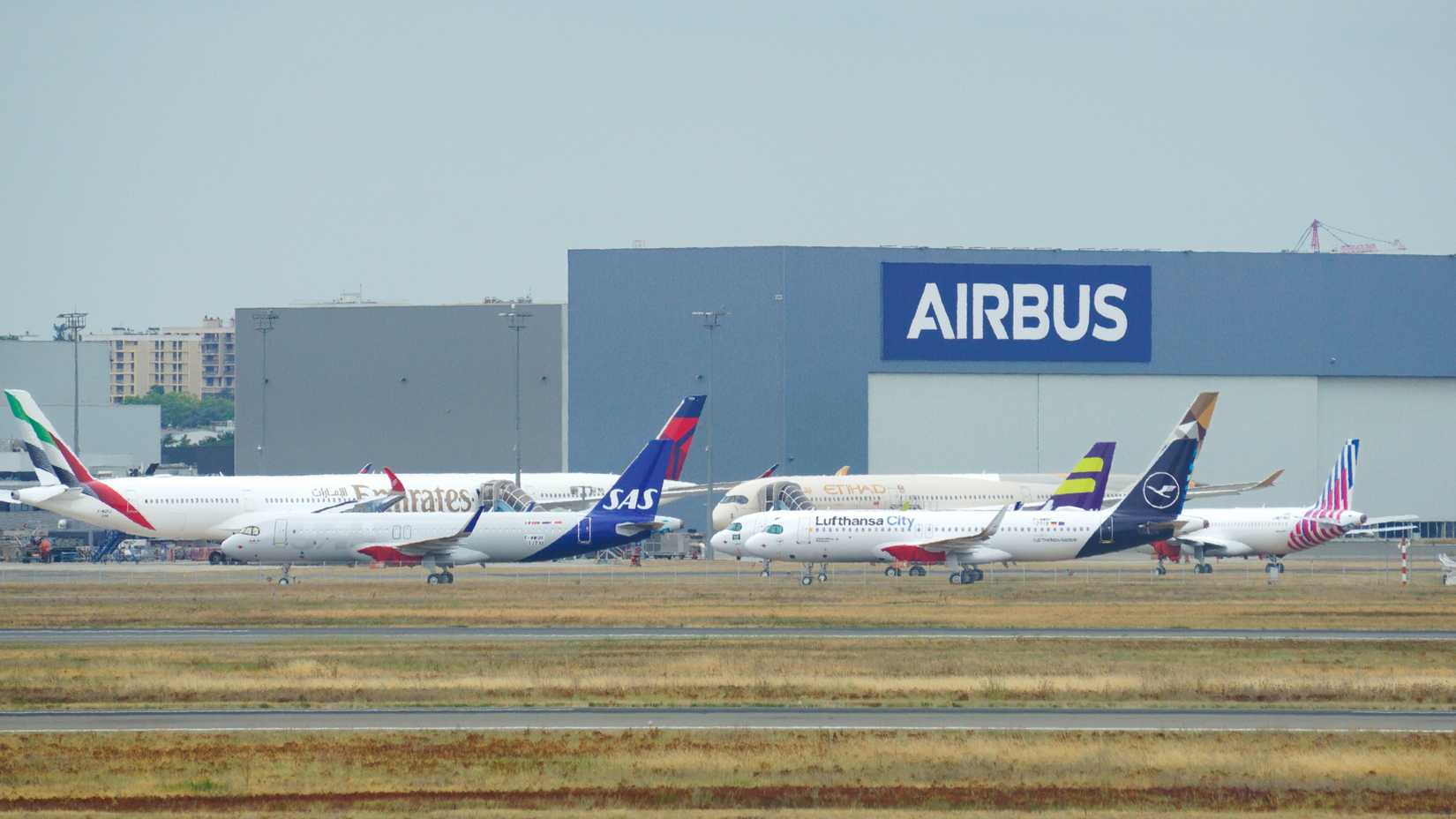 Aviões da Airbus em frente à fábrica de Toulouse