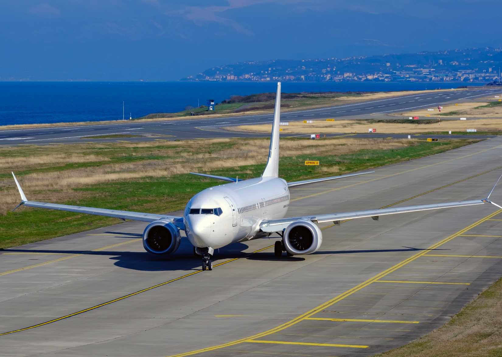 An Unmarked Boeing 737 Preparing To Land