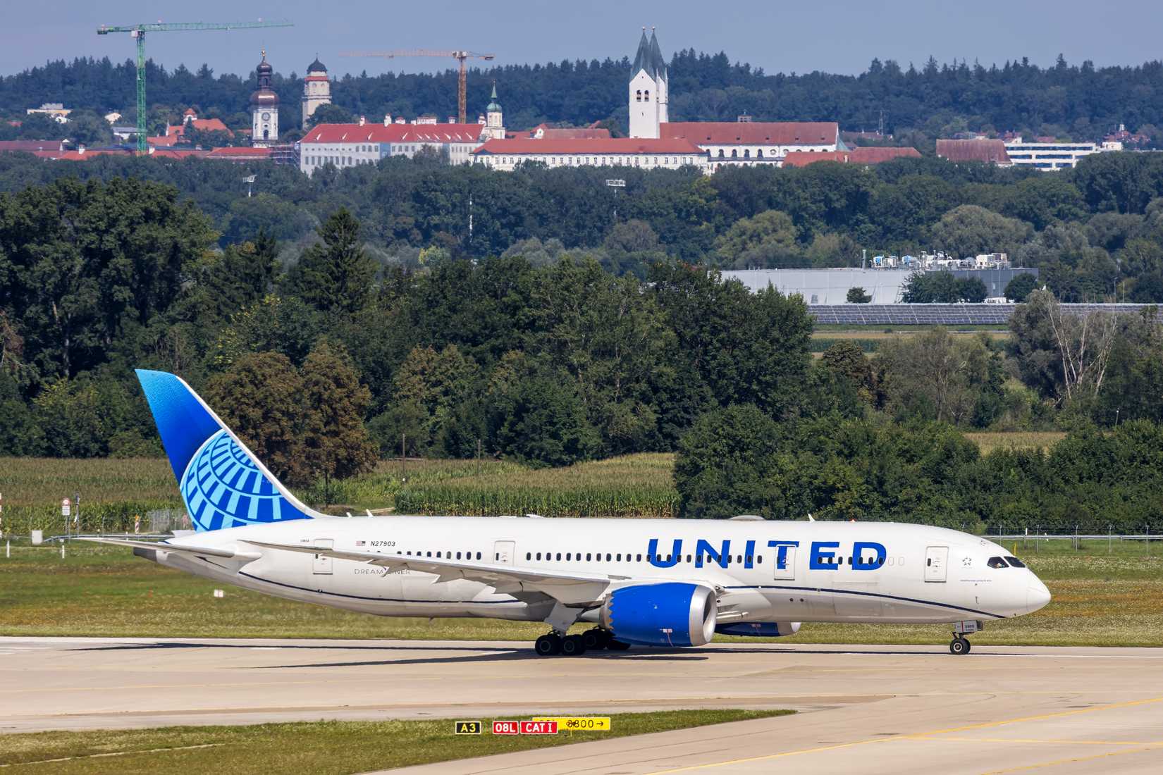 United 787 Taxiing In Munich