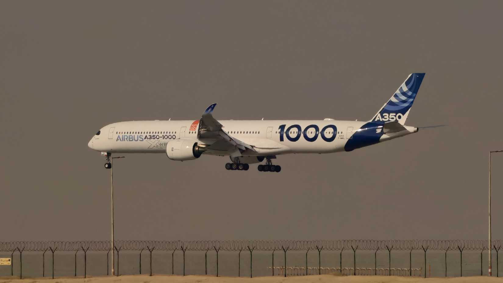 airbus a350-1000 flying