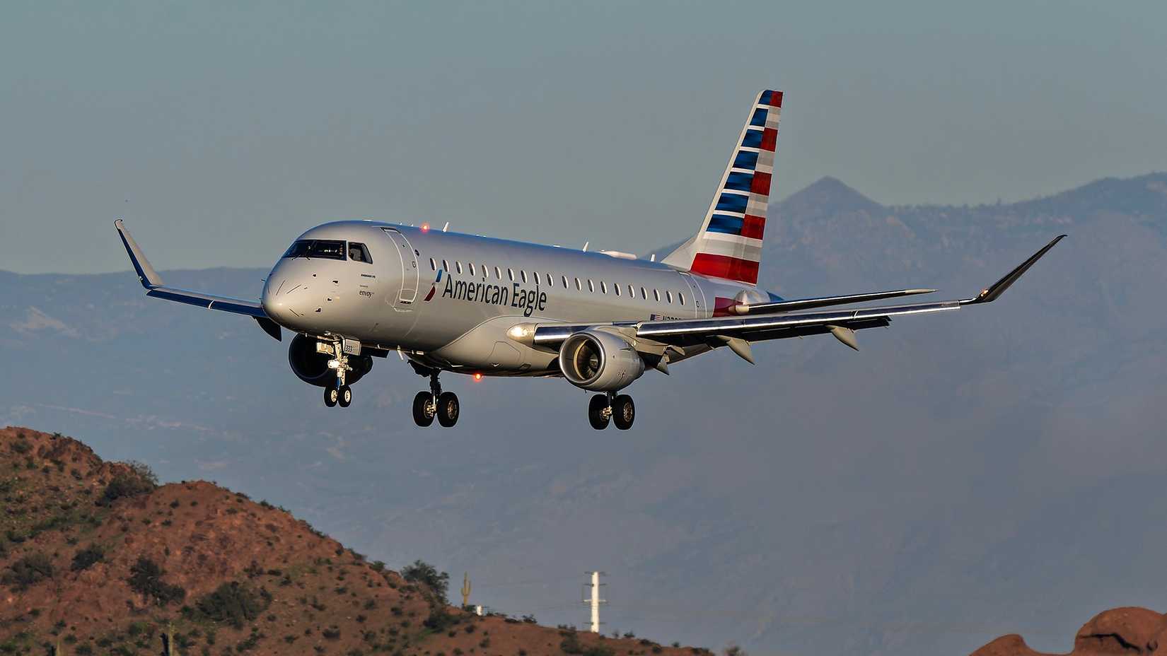 American Eagle (Envoy Air) Embraer E175 on approach in Phoenix.