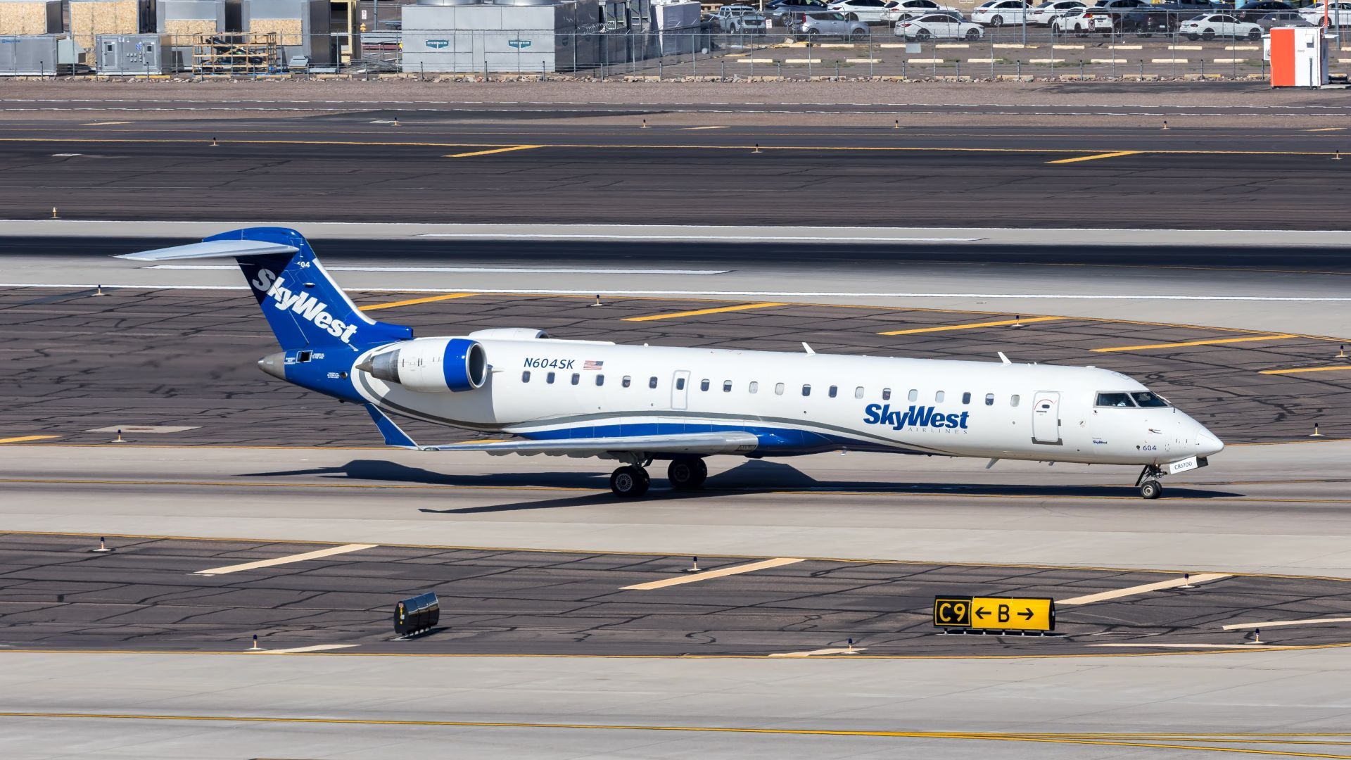 SkyWest Bombardier CRJ-700 Taxiing