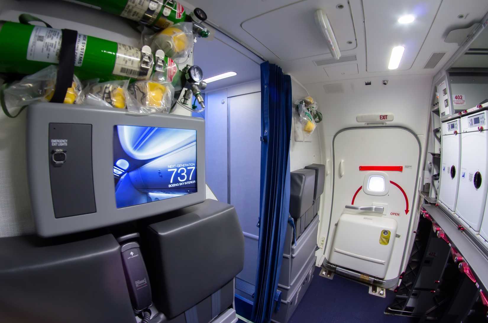 Двері салону Boeing 737