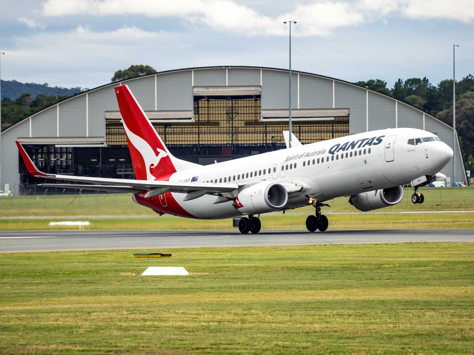 Qantas 737 Departing Canberra